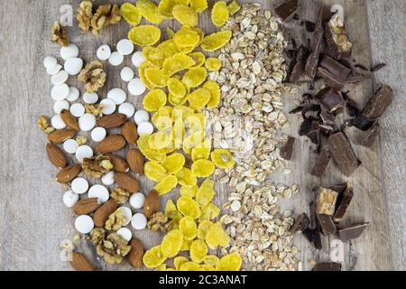 Fiocchi di mais con farinata d'avena, mandorle e cioccolatini Foto Stock