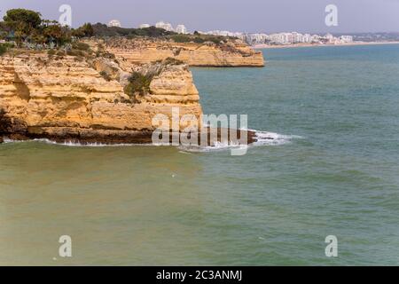 La spiaggia di Senhora da Rocha, nel villaggio di pescatori di Armacao de Pera, Algarve, PORTOGALLO Foto Stock