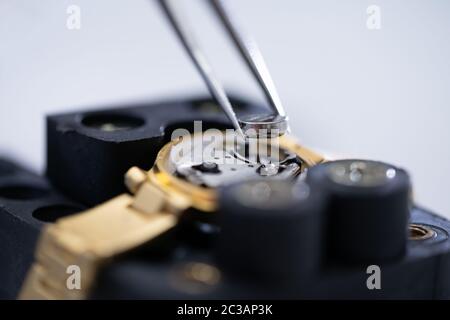 Close-up di pinzette immissione batteria su argento orologio da polso Foto  stock - Alamy