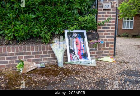 Ditchling Sussex UK 19 giugno 2020 - Fiori e tributi sono stati lasciati fuori dalla casa della cantante Dame vera Lynn a Ditchling Sussex dopo che la sua morte è stata annunciata ieri all'età di 103 anni: Credit Simon Dack / Alamy Live News Foto Stock