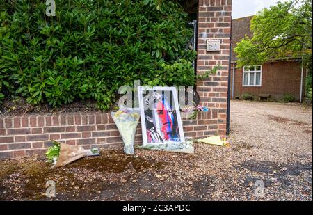 Ditchling Sussex UK 19 giugno 2020 - Fiori e tributi sono stati lasciati fuori dalla casa della cantante Dame vera Lynn a Ditchling Sussex dopo che la sua morte è stata annunciata ieri all'età di 103 anni: Credit Simon Dack / Alamy Live News Foto Stock