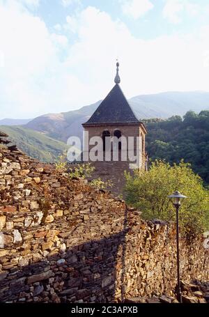 San Pedro de Montes monastero. Montes de Valdueza, provincia di León, Castilla Leon, Spagna. Foto Stock