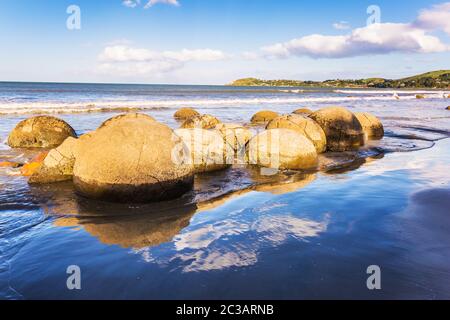 Massi Moeraki - massi sferici grandi Foto Stock