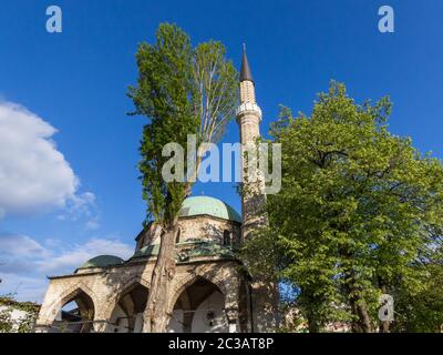 Moschea di Bascarsija a Sarajevo, Bosnia-Erzegovina. Chiamata anche Bascarsijska Dzamija, la moschea è uno dei principali punti di riferimento della parte ottomana o Foto Stock