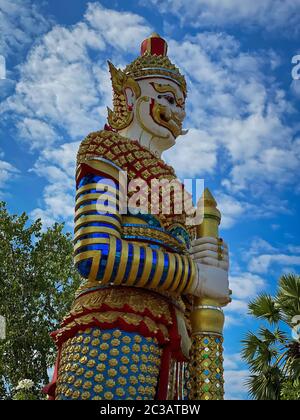 Yaksha Thailandia, figurine dorate è custode del tempio buddista Foto Stock