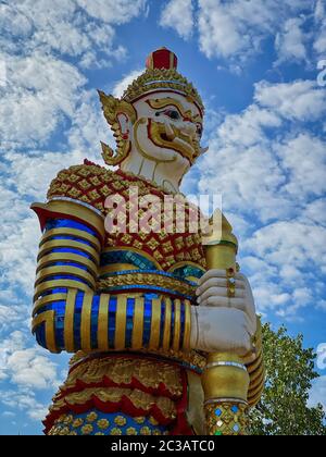 Yaksha Thailandia, figurine dorate è custode del tempio buddista Foto Stock