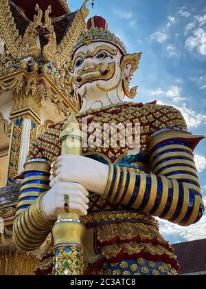 Yaksha Thailandia, figurine dorate è custode del tempio buddista Foto Stock