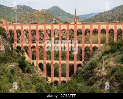 Storico, Aqueduct aquila che si estende il burrone di Cazadores vicino a Nerja, costa del sol, Spagna Foto Stock