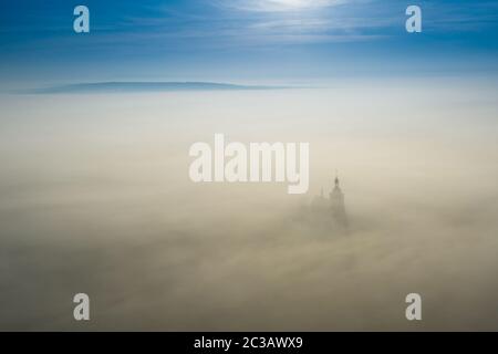 Vista surreale della chiesa quasi completamente nascosto dalla nebbia Foto Stock