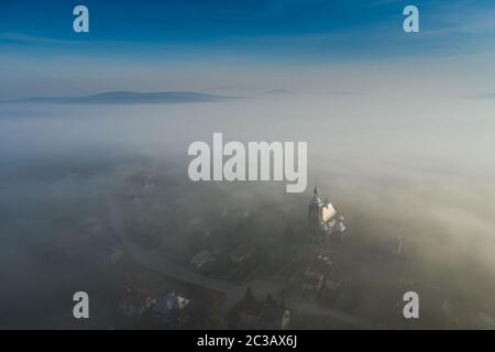 Vista surreale della chiesa quasi completamente nascosto dalla nebbia Foto Stock
