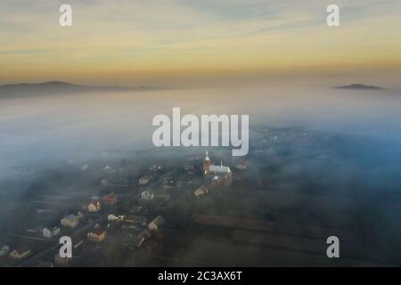 Vista surreale della chiesa quasi completamente nascosto dalla nebbia Foto Stock