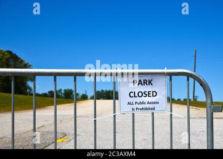 Baricade e il parco sono chiusi a tutti i cartelli di accesso pubblico durante la chiusura pandemica Foto Stock