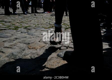 Bruxelles, Belgio. 19 giugno 2020. Manette lasciate sul terreno da agenti di polizia sono raffigurate durante una violenza di protesta contro la polizia e un sentimento anti-polizia percepito nei mezzi di comunicazione. Credit: ALEXANDROS MICHAILIDIS/Alamy Live News Foto Stock