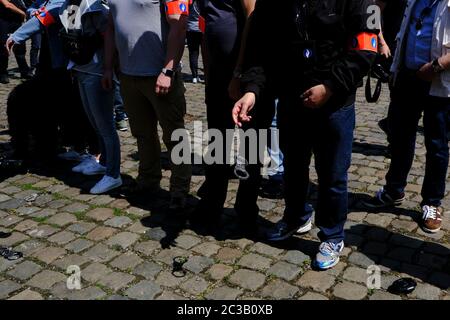 Bruxelles, Belgio. 19 giugno 2020. Manette lasciate sul terreno da agenti di polizia sono raffigurate durante una violenza di protesta contro la polizia e un sentimento anti-polizia percepito nei mezzi di comunicazione. Credit: ALEXANDROS MICHAILIDIS/Alamy Live News Foto Stock