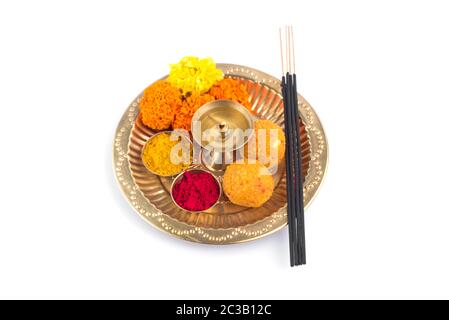 Splendidamente decorate Pooja Thali per la celebrazione del festival di culto, a Haldi o curcuma in polvere e kumkum, fiori profumati e bastoni in lastra di ottone, hi Foto Stock