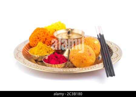 Splendidamente decorate Pooja Thali per la celebrazione del festival di culto, a Haldi o curcuma in polvere e kumkum, fiori profumati e bastoni in lastra di ottone, hi Foto Stock