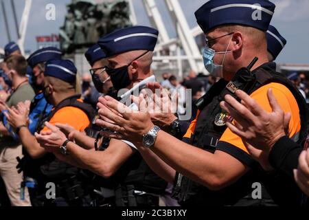 Bruxelles, Belgio. 19 giugno 2020. Gli agenti di polizia belgi partecipano a una violenza di protesta contro la polizia e a un sentimento anti-polizia percepito nei mezzi di comunicazione di fronte al Palazzo di Giustizia. Credit: ALEXANDROS MICHAILIDIS/Alamy Live News Foto Stock