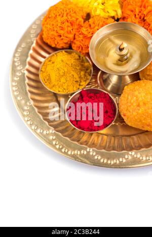 Splendidamente decorate Pooja Thali per la celebrazione del festival di culto, a Haldi o curcuma in polvere e kumkum, fiori profumati e bastoni in lastra di ottone, hi Foto Stock