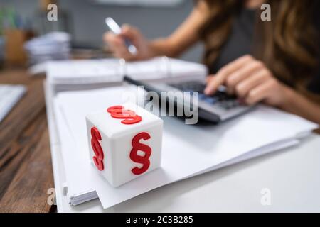 Close-up di un blocco cubico con punto rosso simbolo sulla scrivania Foto Stock