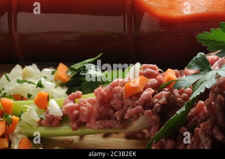 Ingredienti per preparare la salsa di carne. Foto Stock