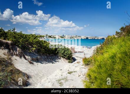 Torre dell'Orso shore a settembre. Provincia di Lecce e Salento puglia, Italia. Foto Stock
