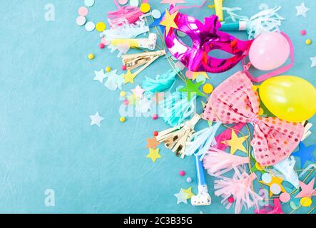 Decorazioni allegre e ghirlande da festa su sfondo blu Foto Stock