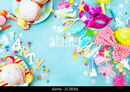 Decorazioni allegre e ghirlande da festa su sfondo blu Foto Stock