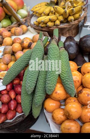 Ananas-banana frutta (Monstera deliciosa) a Mercado Dos Lavradores. Funchal, Madeira, Portogallo Foto Stock