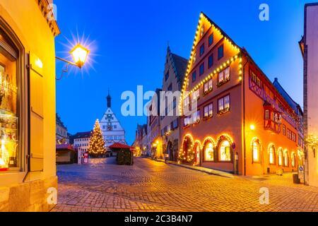 Arredato ed illuminato il Natale street e la piazza del mercato nella città medievale di Rothenburg ob der Tauber, Baviera, Germania meridionale Foto Stock