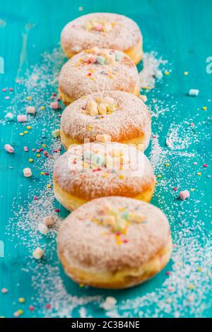Carnevale zucchero in polvere ciambelle alzate - tedesco Berliner ciambelle, Krapfen riempito di marmellata Foto Stock