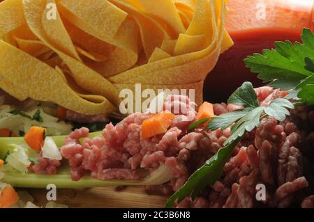 Pappardelle con ingredienti per preparare la salsa. Foto Stock