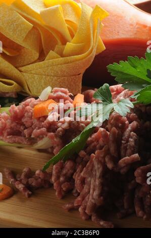 Pappardelle con ingredienti per preparare la salsa. Foto Stock