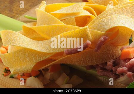 Pappardelle con ingredienti per preparare la salsa. Foto Stock
