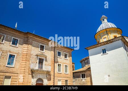 La cupola della cattedrale della città di Amelia, in Umbria. Il crocifisso sulla parte superiore. La chiesa romana-gotica di Sant'Agostino. Foto Stock