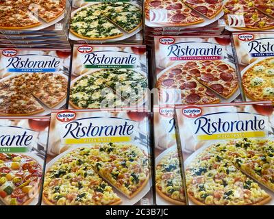 Tönisvorst, Germania - Giugno 18. 2020: Vista sul Dr. Oetker Ristorante pizze congelate in freezer del supermercato tedesco Foto Stock