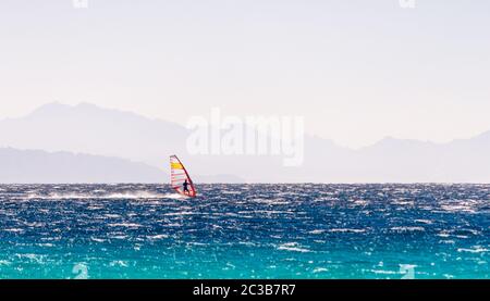 Windsurf scorre su uno sfondo di alta montagna in Egitto Dahab Sinai del Sud Foto Stock