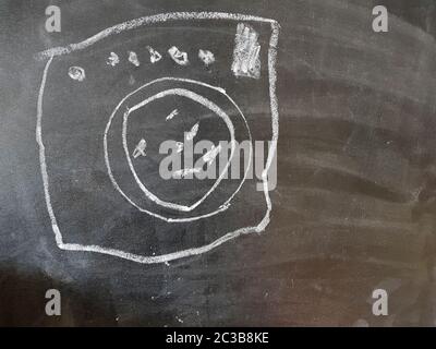 Disegno di una macchina di lavaggio su una lavagna. Disegno realizzato da bambino. Foto Stock