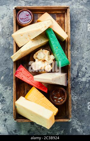 Vari tipi di formaggio servito in scatola di legno Foto Stock