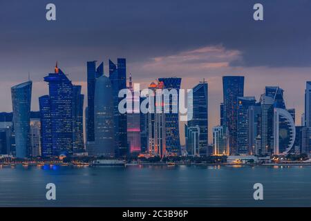 Architettura di Doha di notte. Doha, Ad-Dawhah, Qatar. Foto Stock