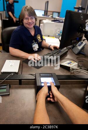 Pflugerville Texas USA, ottobre 2012: Il cliente riceve le impronte digitali per verificare l'identità presso il centro di patenti di guida del Texas Department of Public Safety per rinnovare la sua patente di guida. ©MKC / Daemmrich Photos Foto Stock