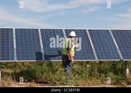 Manor Texas USA, 2012: Bianco maschio utilizza termocamera per eseguire il controllo di qualità e controllare le cellule difettose presso la Webberville Solar Farm, il più grande progetto solare attivo di qualsiasi utilità pubblica nel paese. Ha oltre 127.000 moduli e può generare più di 61 milioni di kWh di elettricità, Texas - 2012. ©MKC / Daemmrich Photos Foto Stock