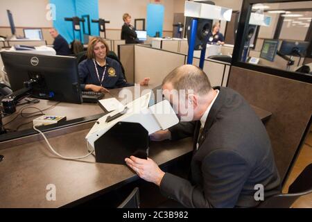 Pflugerville Texas USA, ottobre 2012: Il cliente partecipa a un esame visivo presso il centro di patenti di guida del Texas Department of Public Safety per rinnovare la patente di guida. ©MKC / Daemmrich Photos Foto Stock