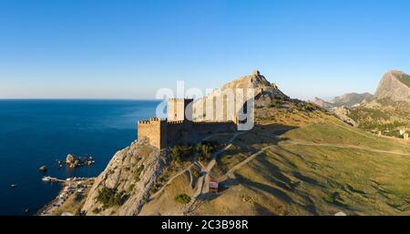 Vista aerea della fortezza genovese in Sudak Foto Stock