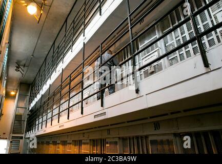 Rosharon Texas USA, 26 2013 agosto: La guardia carceraria cammina il suo battito su un blocco di cellule elevato a Darrington Prison, un'unità di massima sicurezza del sistema del Dipartimento di Giustizia penale del Texas. ©Marjorie Kamys Cotera/Daemmrich Photography Foto Stock