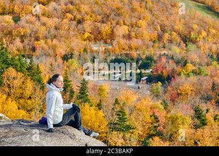 Donna escursionismo a artista Bluff in autunno Foto Stock