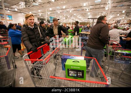 Cedar Park Texas USA, novembre 22 2013: I consumatori approfittano dei prezzi bassi per la popolare console di gioco Xbox One, offerta come promozione per attirare gli acquirenti al giorno di apertura di un nuovo magazzino Costco club in un sobborgo di Austin in rapida crescita. ©Marjorie Kamys Cotera/Daemmrich Photography Foto Stock