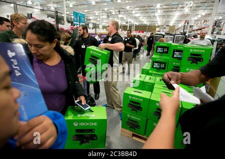 Cedar Park Texas USA, novembre 22 2013: I consumatori approfittano dei prezzi bassi per la popolare console di gioco Xbox One, offerta come promozione per attirare gli acquirenti al giorno di apertura di un nuovo magazzino Costco club in un sobborgo di Austin in rapida crescita. ©Marjorie Kamys Cotera/Daemmrich Photography Foto Stock