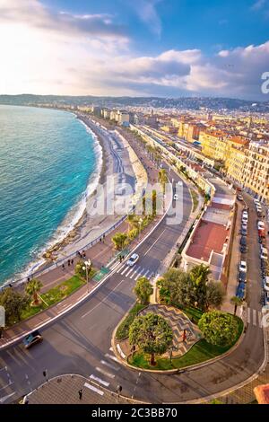 Città di Nizza Promenade des Anglais lungomare e vista sulla spiaggia, costa azzurra Foto Stock