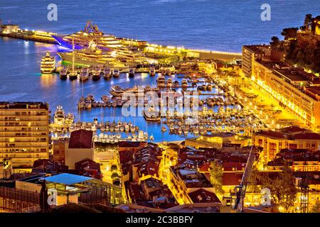 Porto turistico di Monte Carlo e colorata vista dell'alba dorata sul lungomare Foto Stock