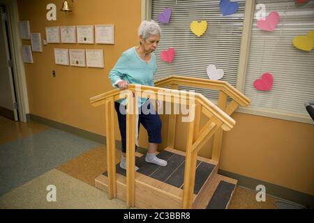 Austin Texas USA, febbraio 11 2014: Paziente ispanico femminile di 75 anni fa esercizio di terapia fisica mentre si trova in un ospedale di riabilitazione. ©Marjorie Kamys Cotera/Daemmrich Photography Foto Stock